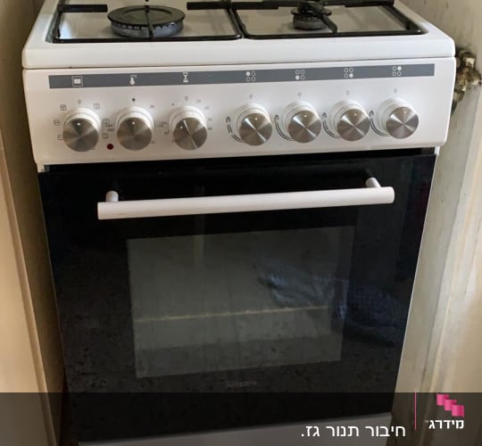 תנור גז עם כפתורים וכיריים עליונים